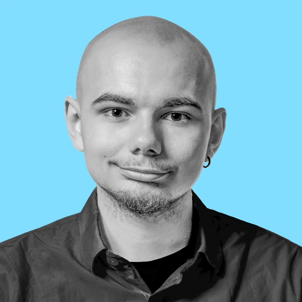 Jordan Pech, portrait en noir et blanc sur fond bleu clair